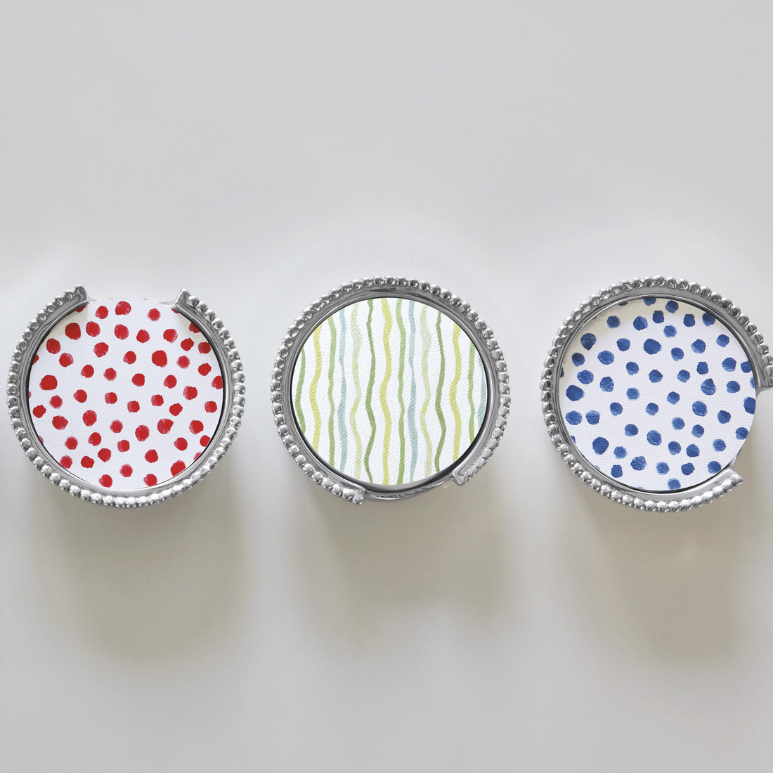 Ensemble de sous-verres perlés à pois et rayures rouges