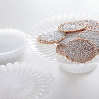Grand présentoir à gâteaux festonné blanc albâtre