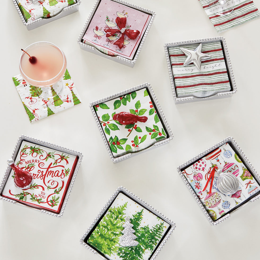 Boîte à serviettes en perles avec chapeau de Père Noël rouge